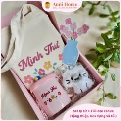 [Set quà tặng thiết kế] – Túi tote design và ly sứ in tên